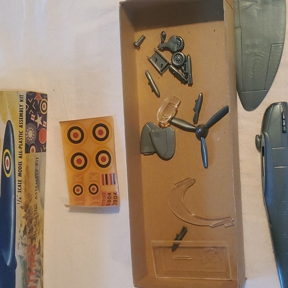 Aurora Vintage Famous British Spitfire #20A-69 1/4 Model Kit - Picture 8 of 10